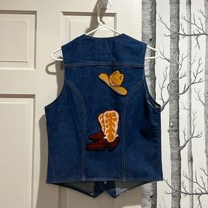 VINTAGE WRANGLER JEAN WESTERN VEST W/ COWBOY HAT AND BOOTS PATCHES-PTP 19”;W 18”